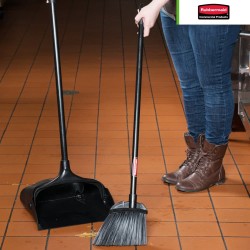 Escoba para vestíbulo Ejecutiva Rubbermaid
